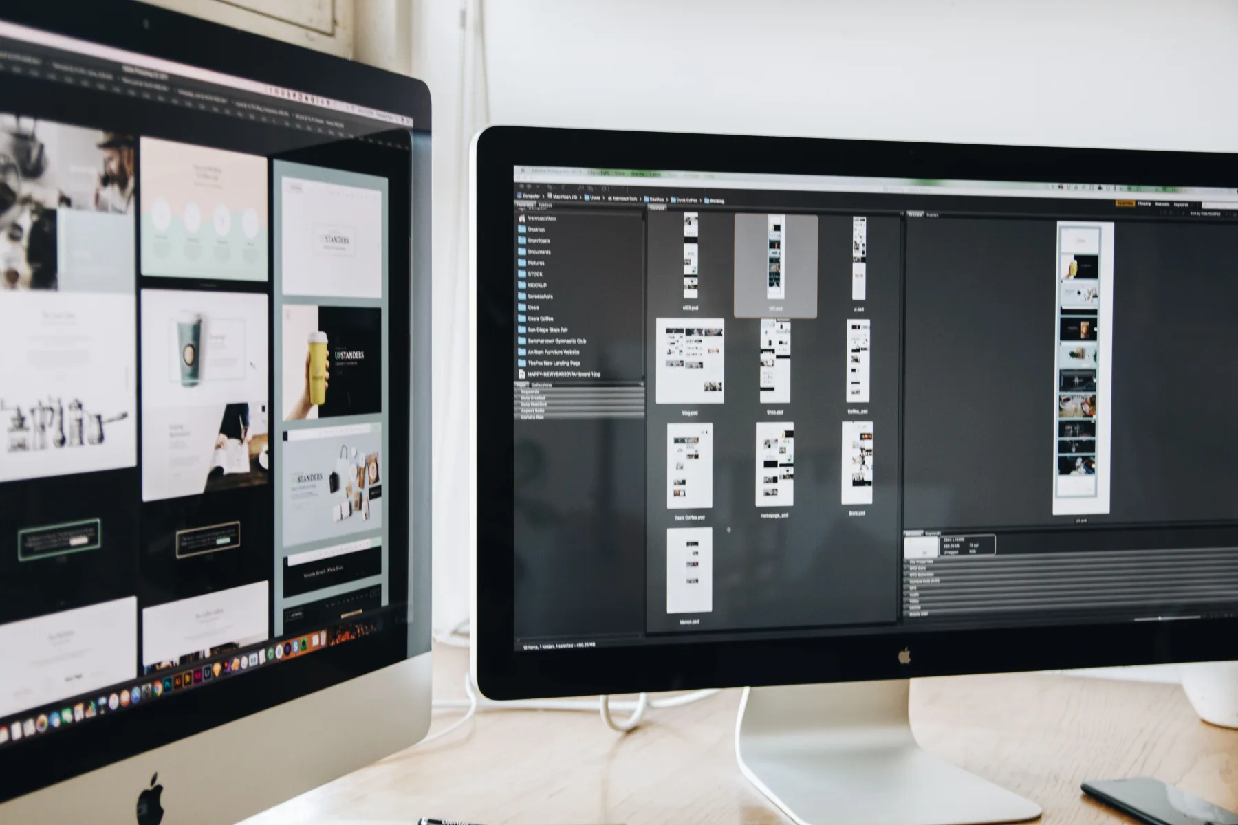 Monitore mit Webdesign Entw&uuml;rfen auf einem Schreibtisch